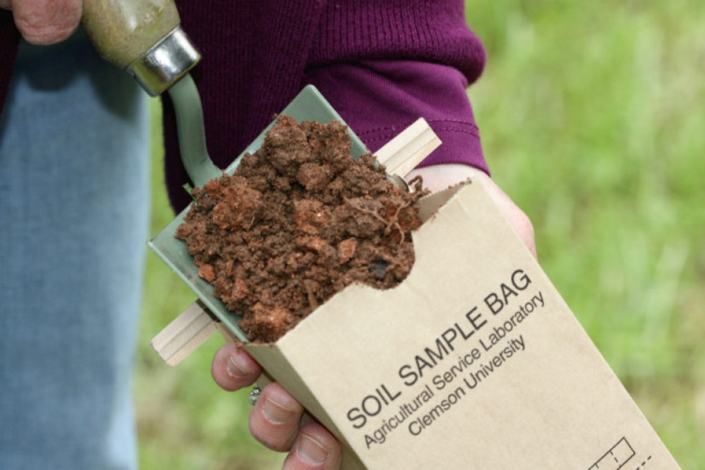 Toma de una muestra de suelo agrícola en un sobre